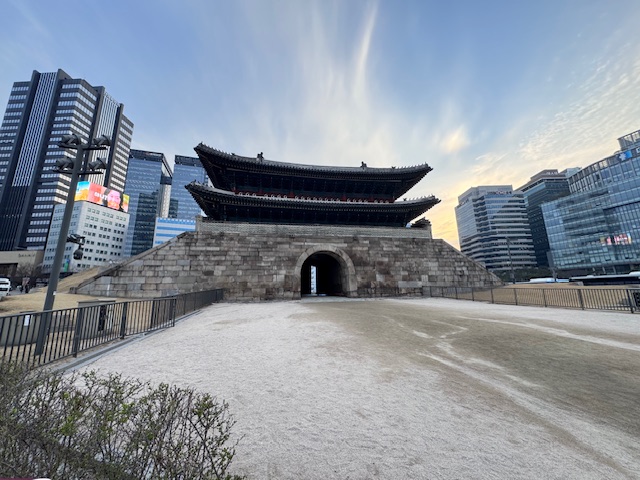 Koreas Wahrzeichen Tor zur Stadt Namdaemun aus dem 14.JH vor den modernen Hochhäusern